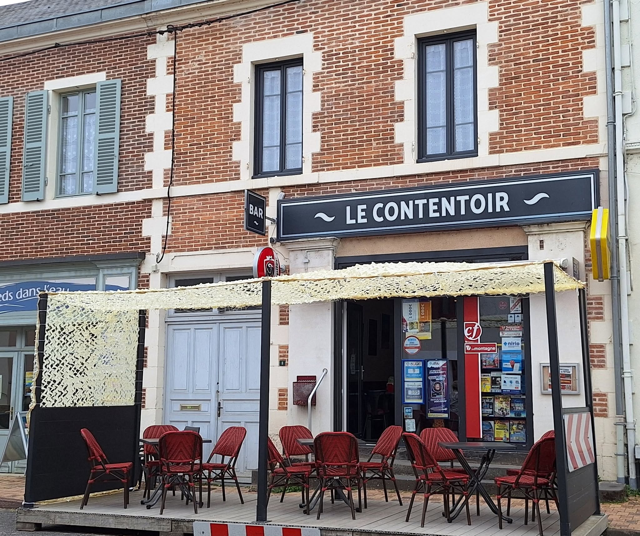 La façade et la terrasse du Contentoir à Jaligny-sur-Besbre.